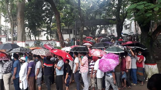 ধানমন্ডির কেন্দ্রে টিকার দ্বিগুণ মানুষ