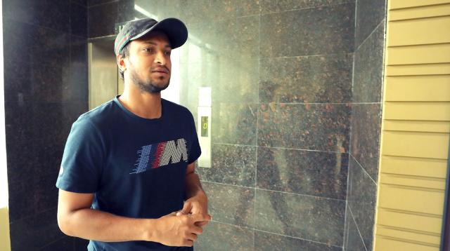 সাকিব দিচ্ছেন করোনা শনাক্তকরণ কিট